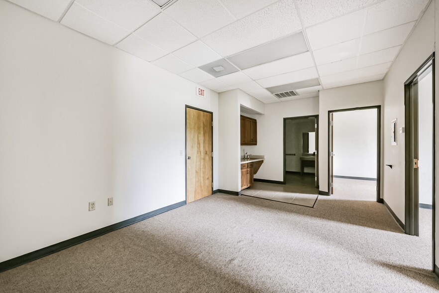 More Photos Of 20550 Townsen Blvd, Humble Office For Sale