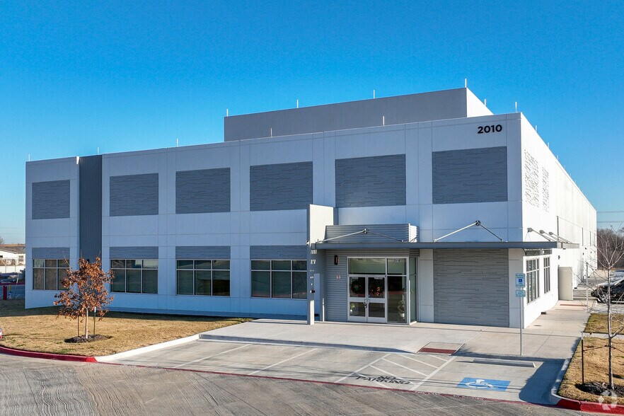 More Photos Of 2010 Commerce -1, McKinney Showroom For Lease