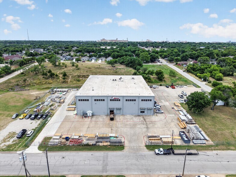 More Photos Of 2000 E Richmond Ave, Fort Worth Warehouse For Lease