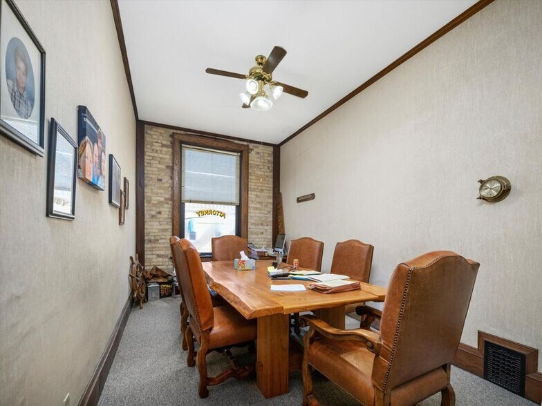 More Photos Of 921-931 8th St, Manitowoc Office For Lease