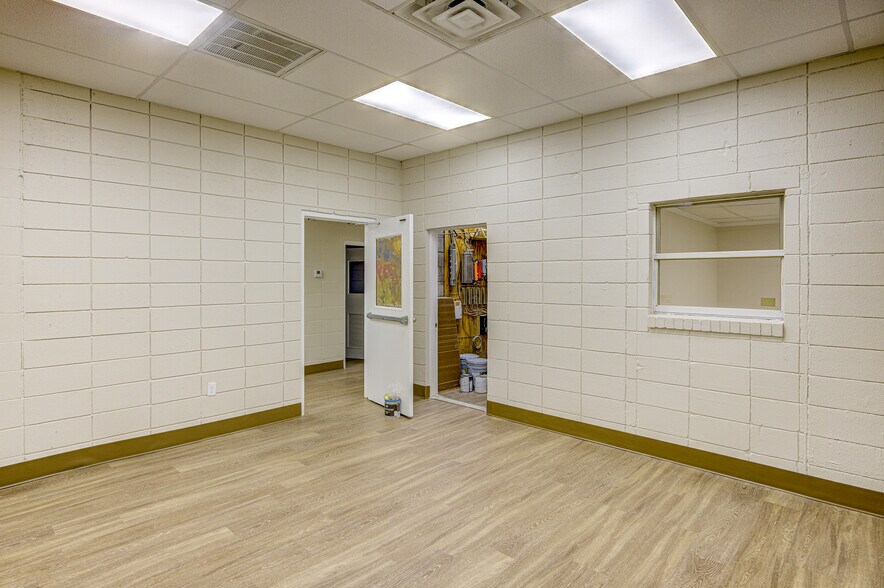 More Photos Of 6889 Paxton Rd, Vicksburg Office For Sale