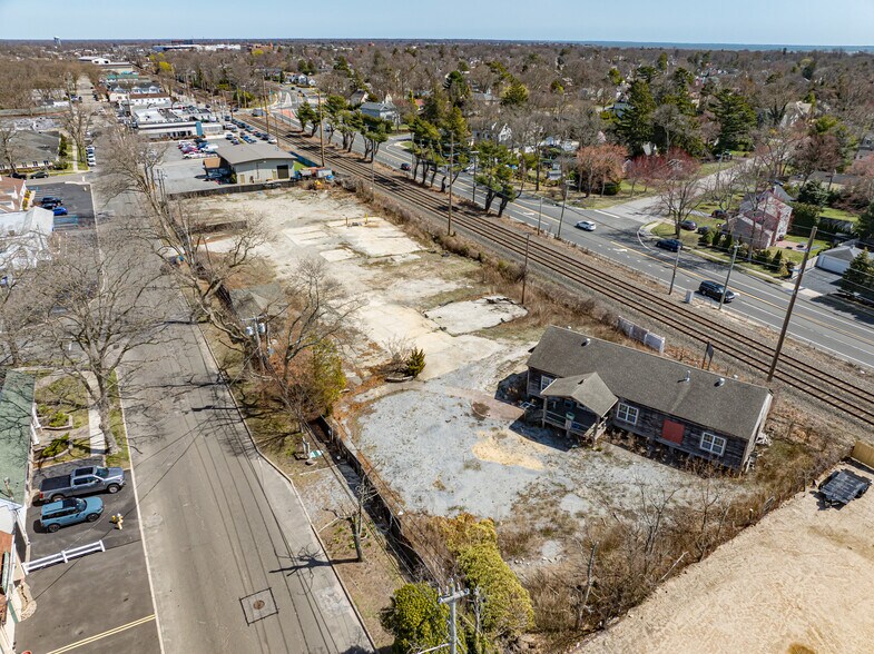 More Photos Of 245 Orinoco Dr, Brightwaters Garden Center For Sale
