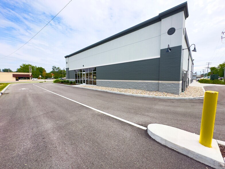 More Photos Of 2101 S 3rd St, Terre Haute Storefront For Lease