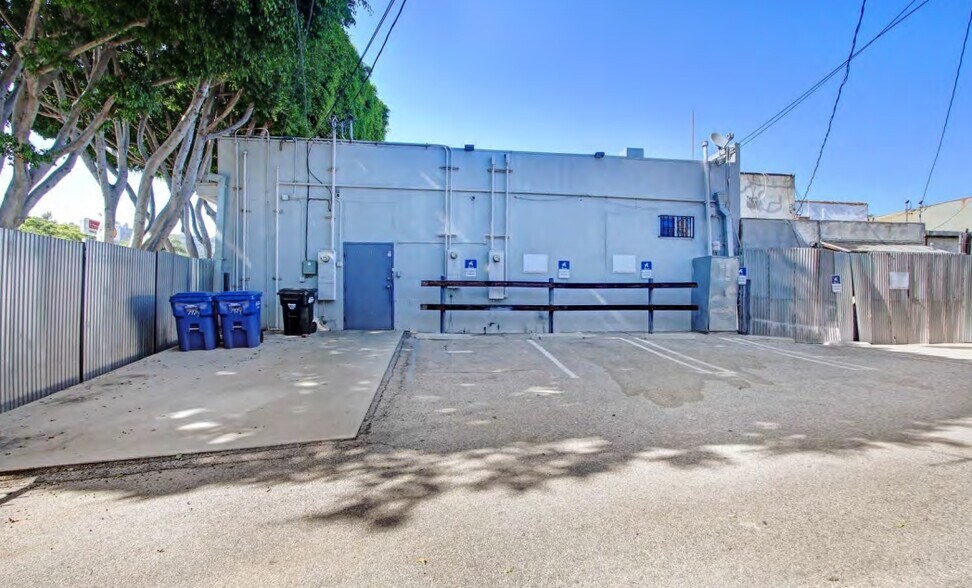 More Photos Of 7998 Santa Monica Blvd, West Hollywood Storefront Retail Office For Lease