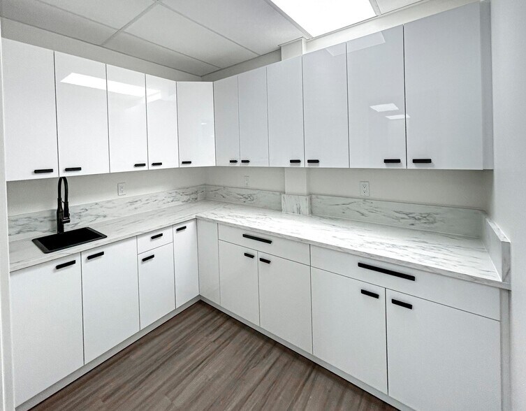 More Photos Of 3105-3223 5 Ave NE, Calgary Office For Sale