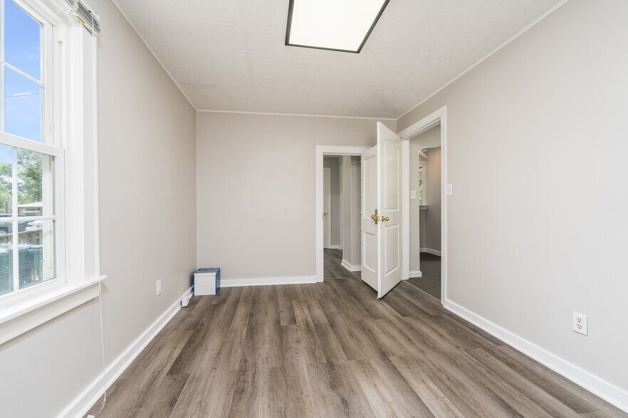 More Photos Of 1607 Chester Blvd, Richmond Office For Sale