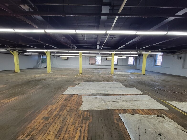 More Photos Of 100 Pleasant St, Dracut Self Storage For Lease