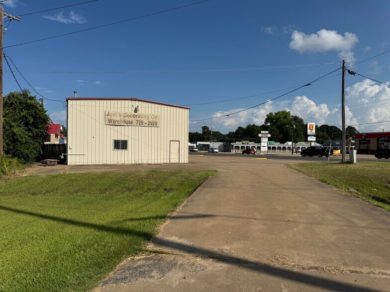 More Photos Of 1900 Crockett Rd, Palestine Storefront For Sale
