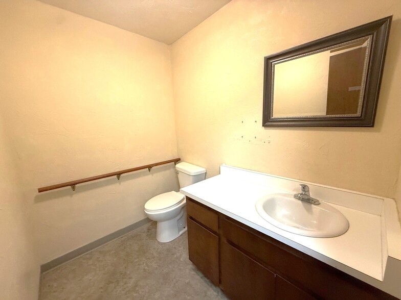 More Photos Of 2184 Broadway Ave, North Bend Office For Sale