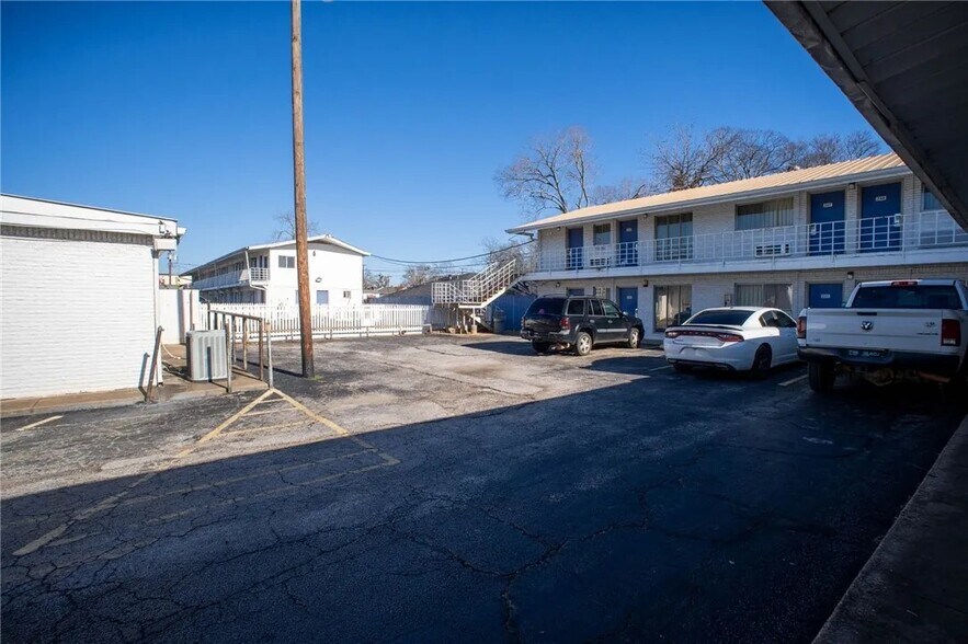 More Photos Of 520 S Jackson St, Jacksonville Hotel For Sale