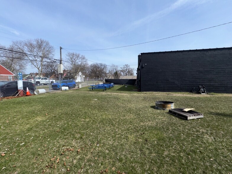 More Photos Of 1647 E 7 Mile Rd, Highland Park Flex For Sale