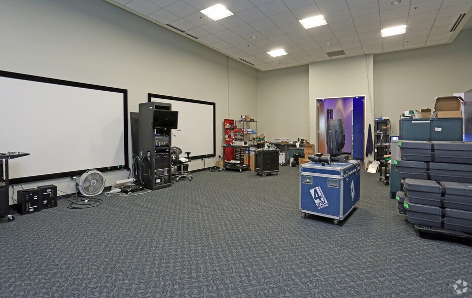 More Photos Of 16503 Air Center Blvd, Houston Unknown For Lease