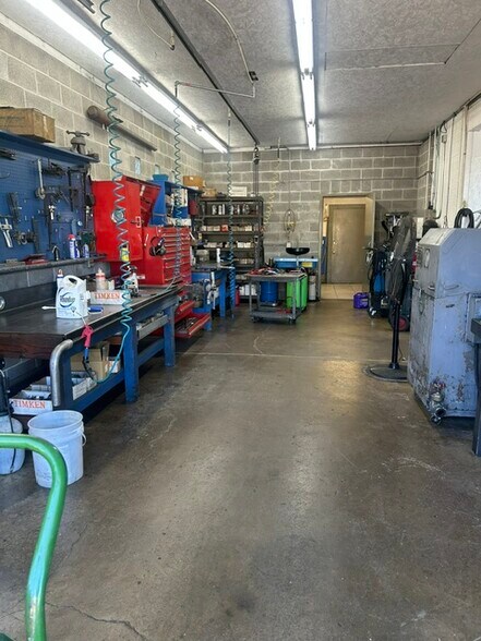 More Photos Of 424 S Pacific Hwy, Cottage Grove Auto Repair For Sale