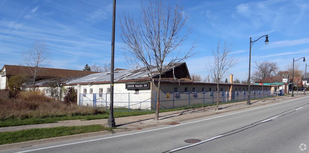 More Photos Of 5544 Mcleod Rd, Niagara Falls Hotel For Sale