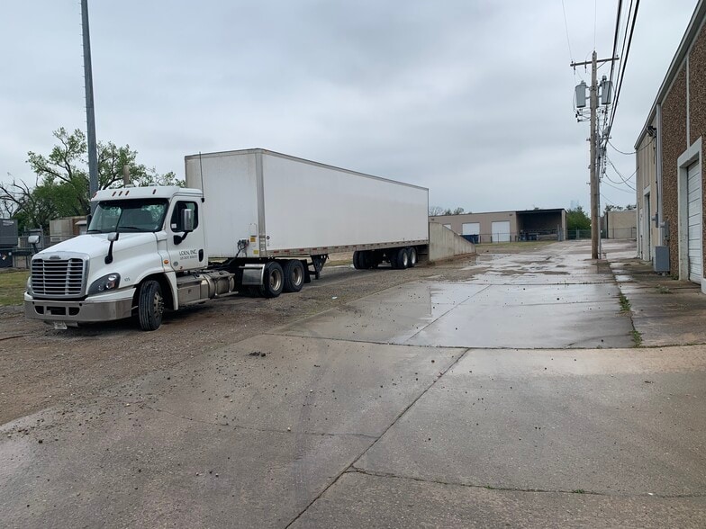 More Photos Of 2737-2749 W California Ave, Oklahoma City Warehouse For Lease