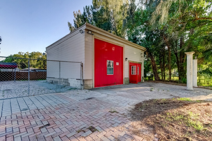 More Photos Of 8816 W Robson St, Tampa Religious Facility For Sale