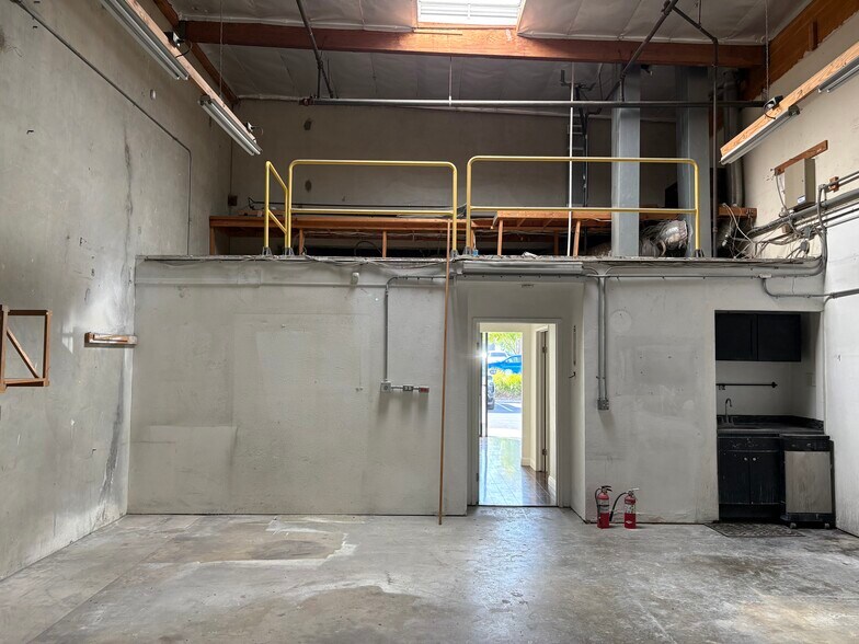 More Photos Of 1818 Peacock Blvd, Oceanside Light Manufacturing For Lease