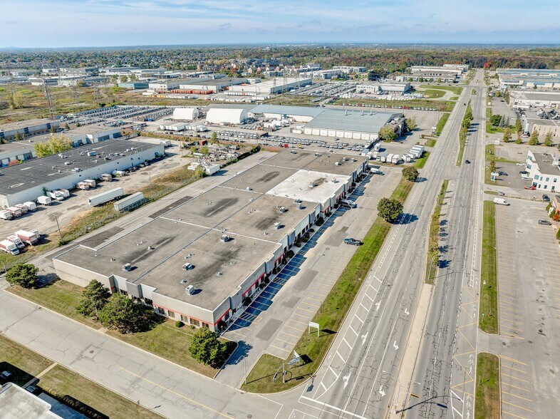 More Photos Of 3420-3480 Boul Industriel, Laval Service For Lease
