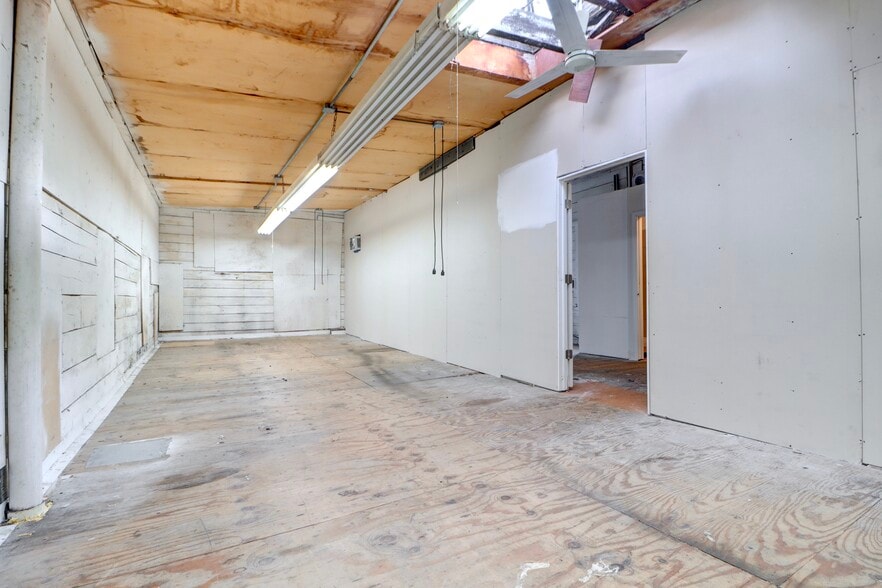 More Photos Of 1059 Wyckoff Ave, Ridgewood Flex For Lease