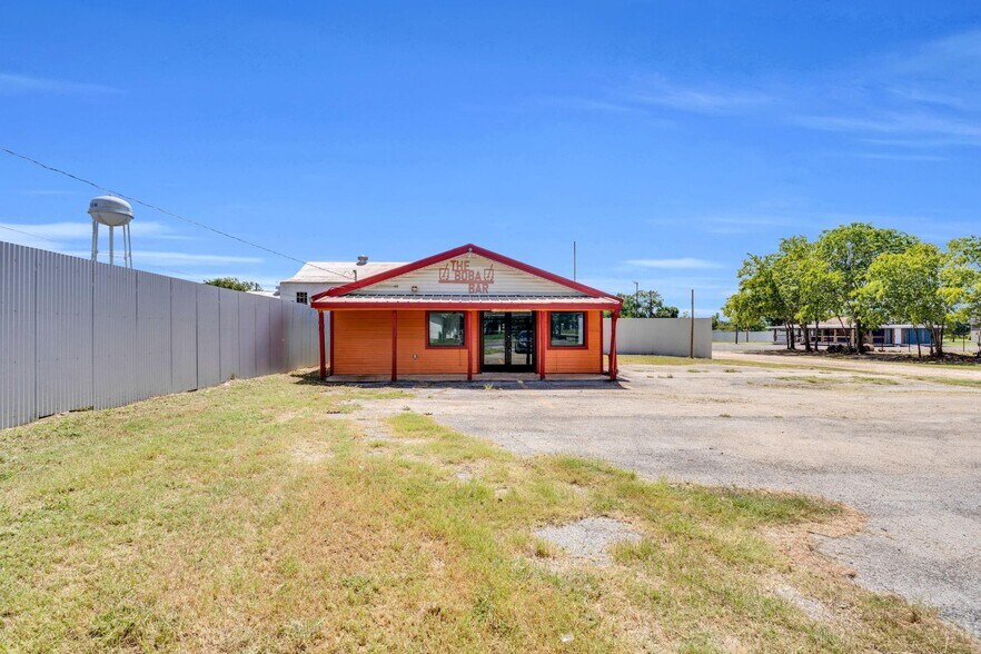 More Photos Of 402 N 3rd St, Wortham Freestanding For Sale