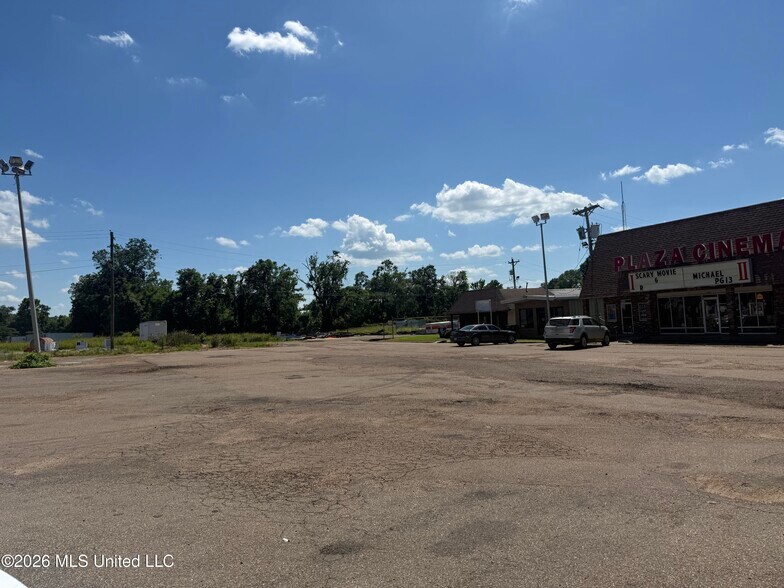 More Photos Of 1405 Kmart Plaza Dr, Yazoo City Movie Theatre For Sale