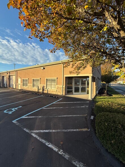 More Photos Of 869 W 2nd St, Xenia Showroom For Lease