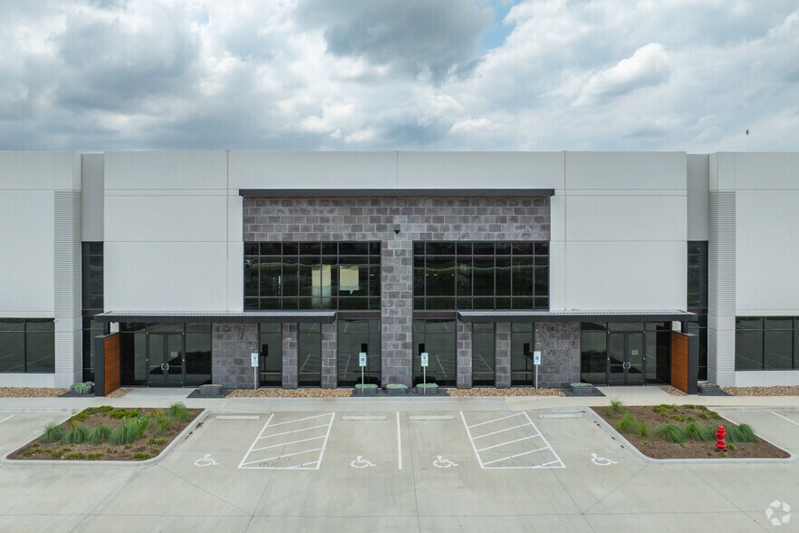 More Photos Of 170 Deep Roots Dr, Buda Distribution For Lease