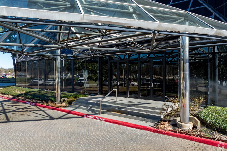 More Photos Of 1111 N Loop W, Houston Office For Sale