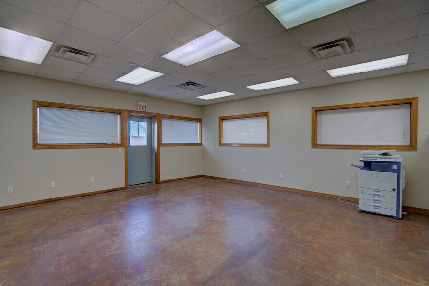 More Photos Of 2830 NW 32nd St, Newcastle Office For Sale