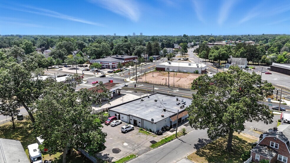 More Photos Of 1003 Saint James Ave, Springfield Freestanding For Sale