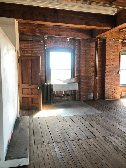 More Photos Of 1427 W 9th St, Kansas City Office For Lease