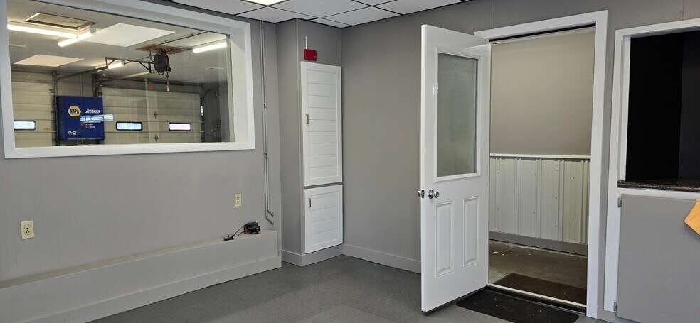 More Photos Of 207 South Bay Rd, North Syracuse Auto Repair For Lease