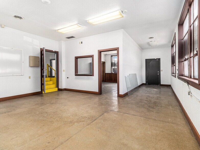 More Photos Of 200 E Broadway St, Three Rivers Manufacturing For Lease