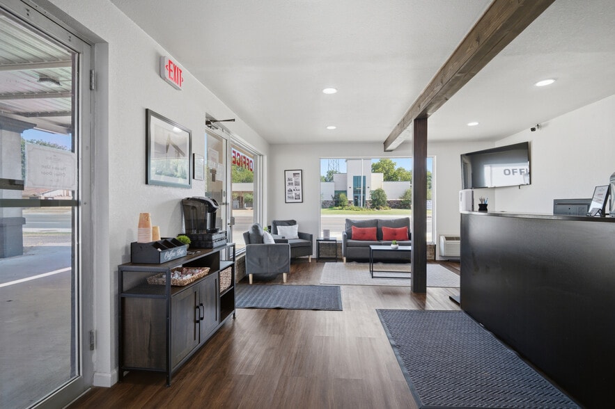 More Photos Of 100 W Wilson St, Valliant Hotel For Sale