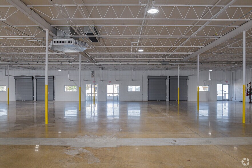 More Photos Of 3216-3308 Royalty Row, Irving Showroom For Lease