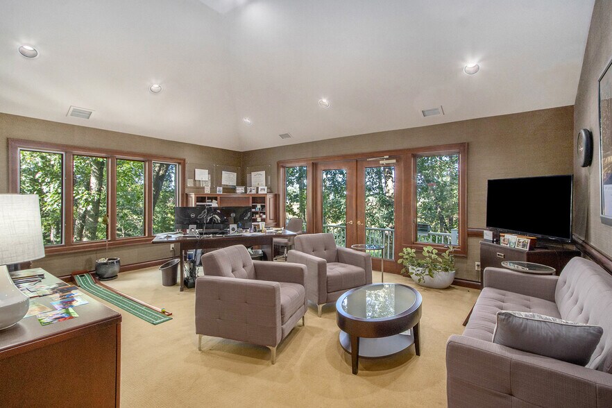 More Photos Of 7950 Moorsbridge Rd, Portage Office For Lease