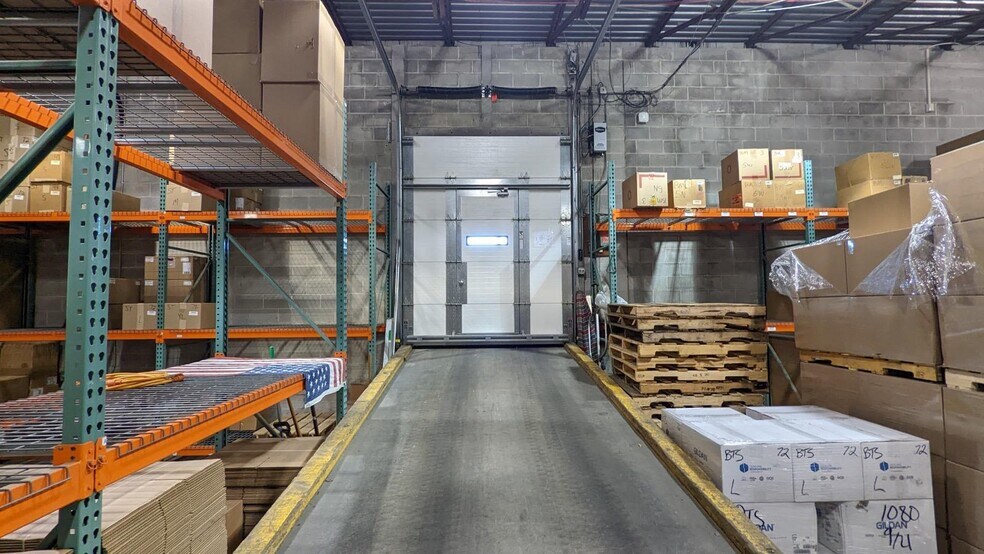 More Photos Of 717 Longfellow St, Woodbine Warehouse For Lease