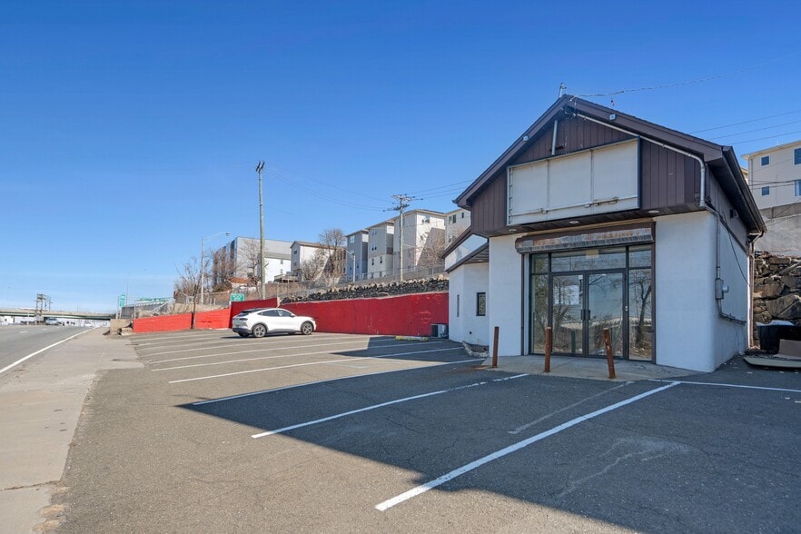 More Photos Of 3114 Tonnelle Ave, North Bergen Showroom For Lease