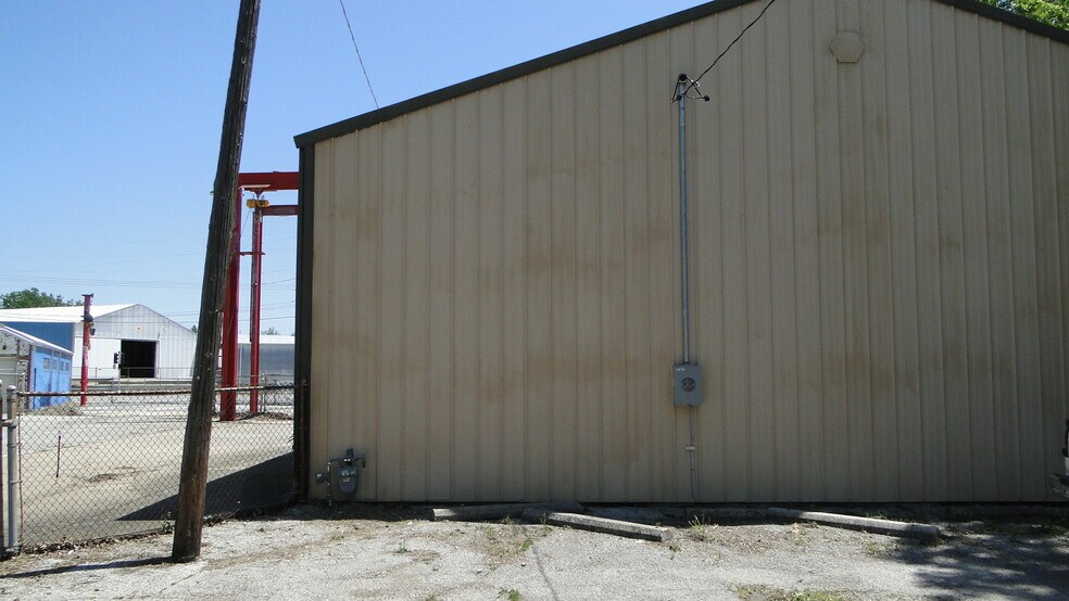 More Photos Of 177 S Pence St, East Alton Warehouse For Lease