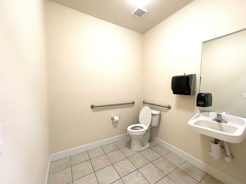 More Photos Of 1 Oglethorpe Professional Blvd, Savannah Office For Lease