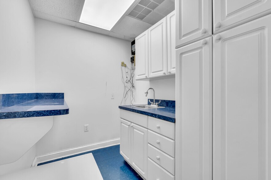 More Photos Of 613 Warren Ave, Spring Lake Office For Sale