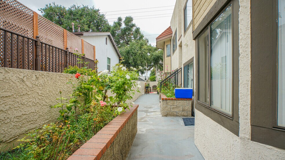 More Photos Of 517 Fischer St, Glendale Apartments For Sale