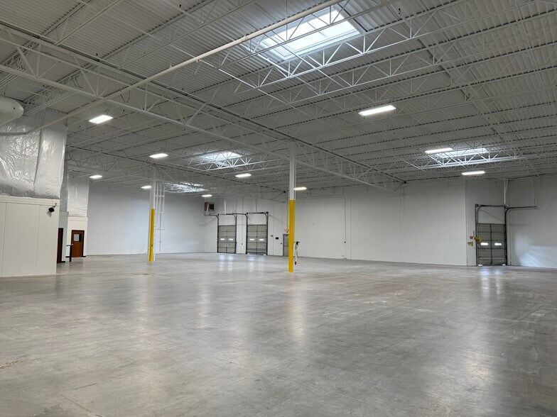 More Photos Of 2853 Dickerson Pky, Carrollton Light Distribution For Lease