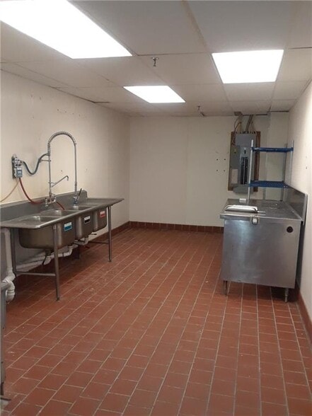 More Photos Of 845 N Main St, Providence Medical For Sale