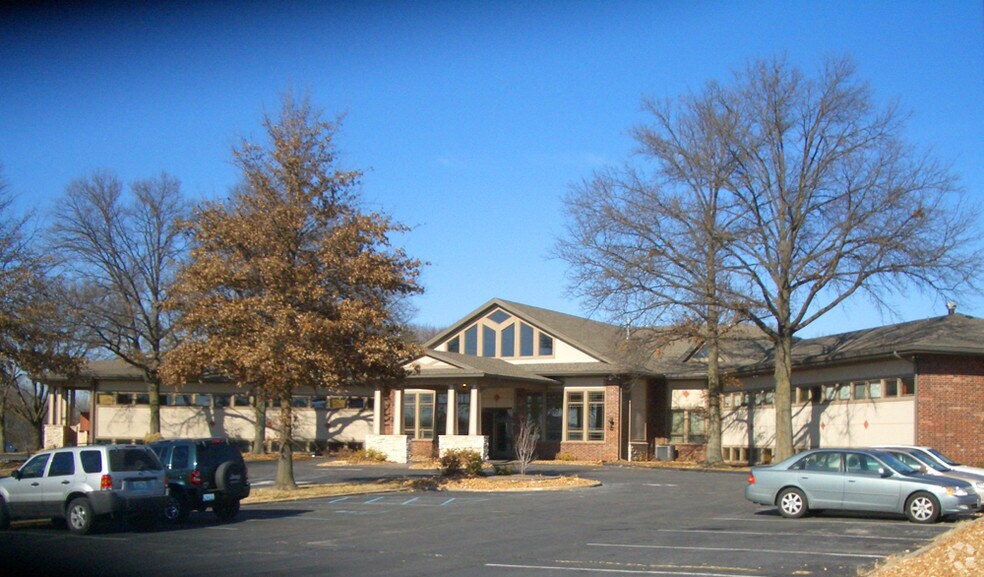 More Photos Of 2850 W Clay St, Saint Charles Office For Sale