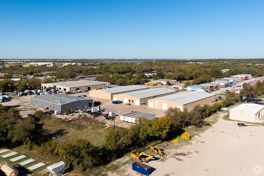 More Photos Of 711 W Kennedale Pky Building D, Kennedale Warehouse For Lease