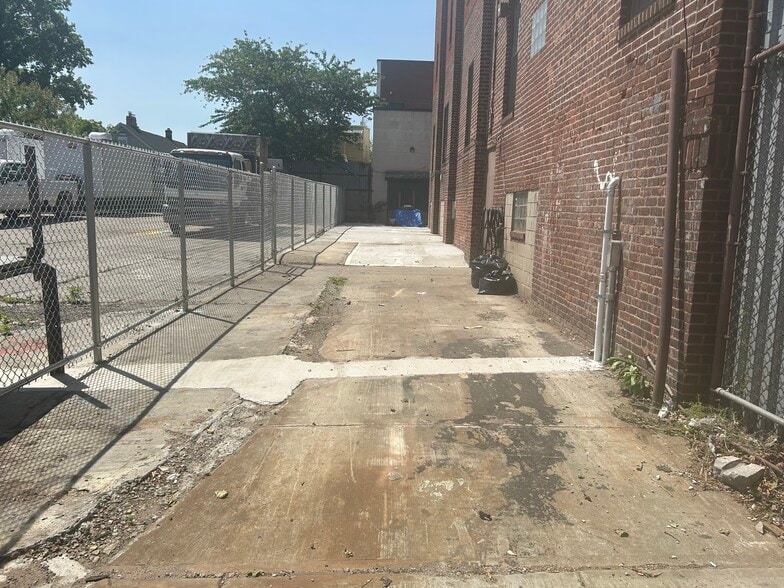 More Photos Of 6924 49th Ave, Woodside Medical For Lease