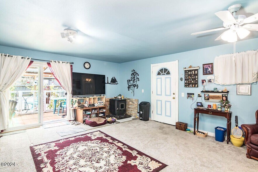 More Photos Of 20 Willow St, Depoe Bay Industrial For Sale