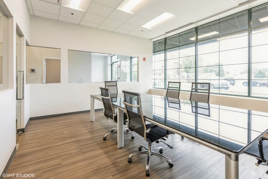 More Photos Of 140 S River St, Aurora Unknown For Lease