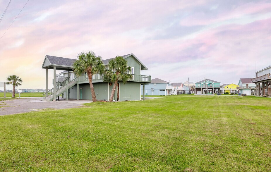 More Photos Of 3120 Hwy 87, Crystal Beach Office Residential For Sale